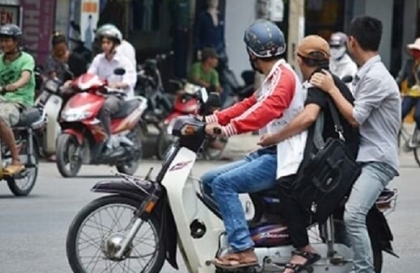Nghị định 168 - Lỗi trừ 10 điểm GPLX: Điều khiển xe máy chở theo 2 người gây TNGT